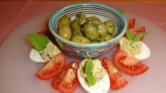 Eierhälften mit Tomaten und Oliven