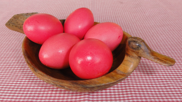 Rot gefärbte Eier in Holzente