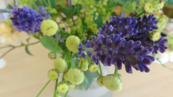 Strauß aus dem Garten: Lavendel und Olivenkraut